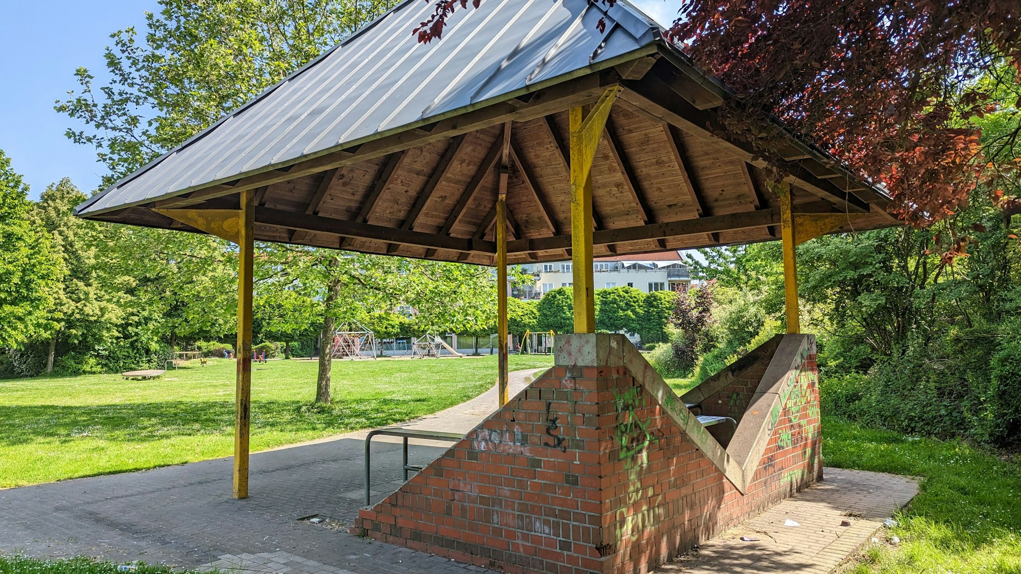 Es ist der Pavillon zu sehen.