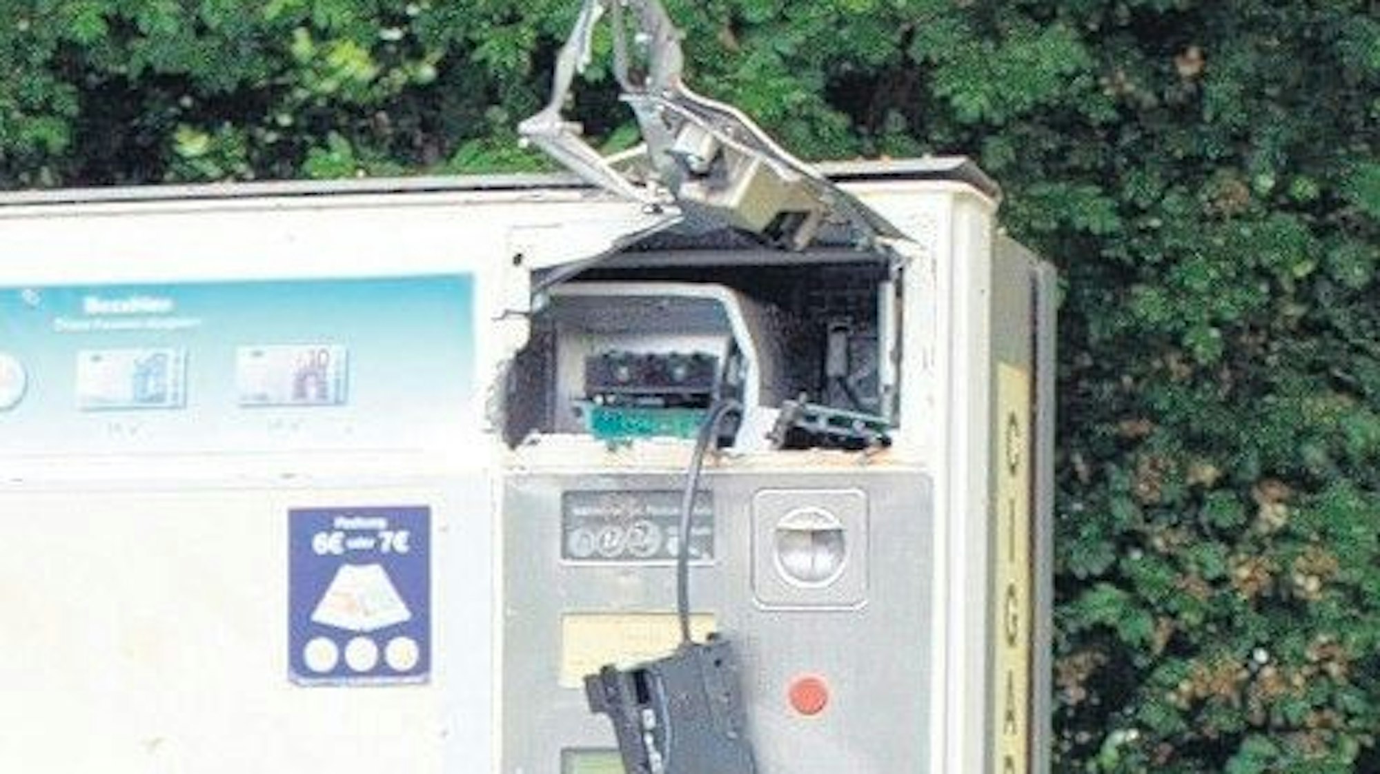 Ein beschädigter Zigarettenautomat.