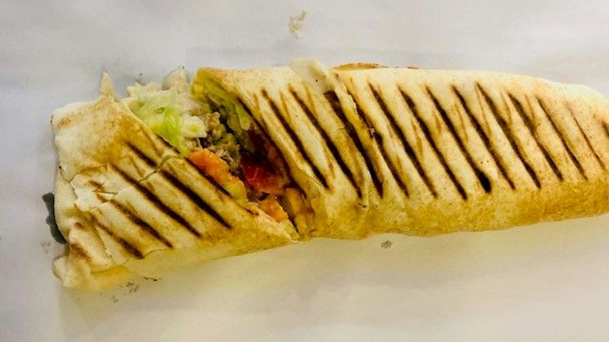 Die Falafel-Halloumi-Tasche klein für 5 Euro bei JaSalam in Zollstock aus.