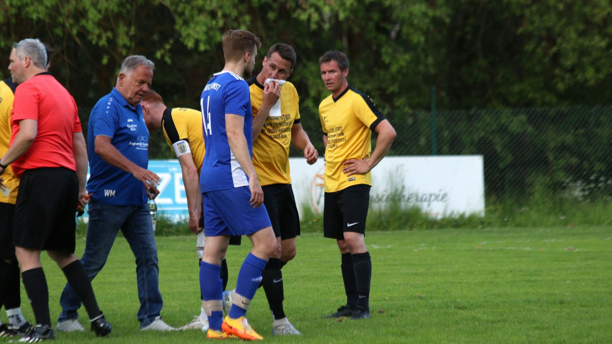 Der im Gesicht blutende Patrick Dahmen hält sich ein Tuch vor den Mund. Fabian Hüttmann, mit dem er zusammengeprallt war, entschuldigt sich.