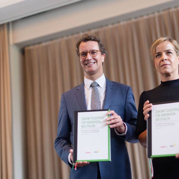 Hendrik Wüst (CDU), Ministerpräsident von Nordrhein-Westfalen, und Mona Neubaur (Bündnis 90/Die Grünen) präsentieren nach der Unterzeichnung den Koalitionsvertrag.