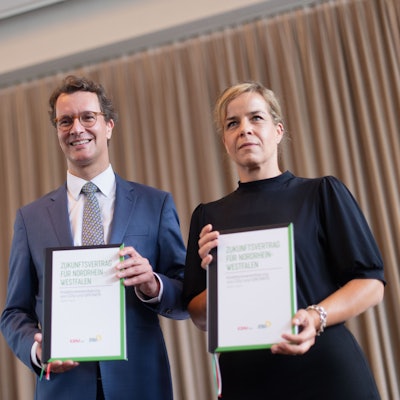 Hendrik Wüst (CDU), Ministerpräsident von Nordrhein-Westfalen, und Mona Neubaur (Bündnis 90/Die Grünen) präsentieren nach der Unterzeichnung den Koalitionsvertrag.