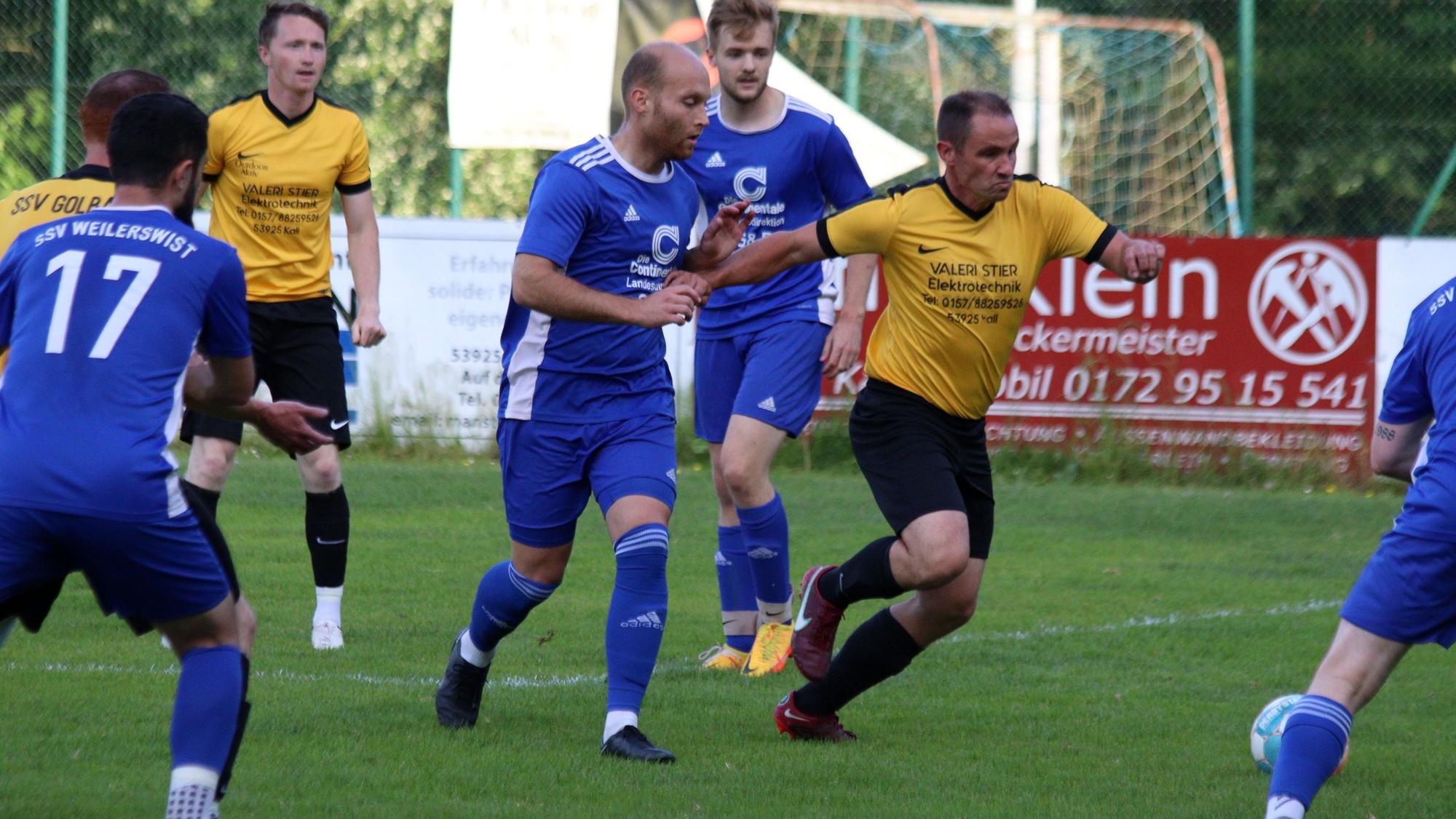 Spielszene aus der Partie Golbach gegen Weilerswist. Christian Henk im Kampf um den Ball gegen Felix Kortholt.