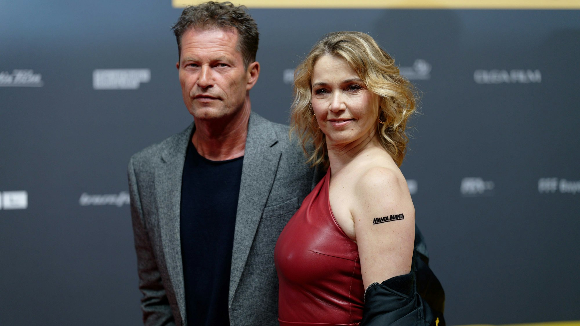 Die Schauspieler Til Schweiger (l) und Tina Ruland (r) blicken auf dem roten Teppich in die Kamera.