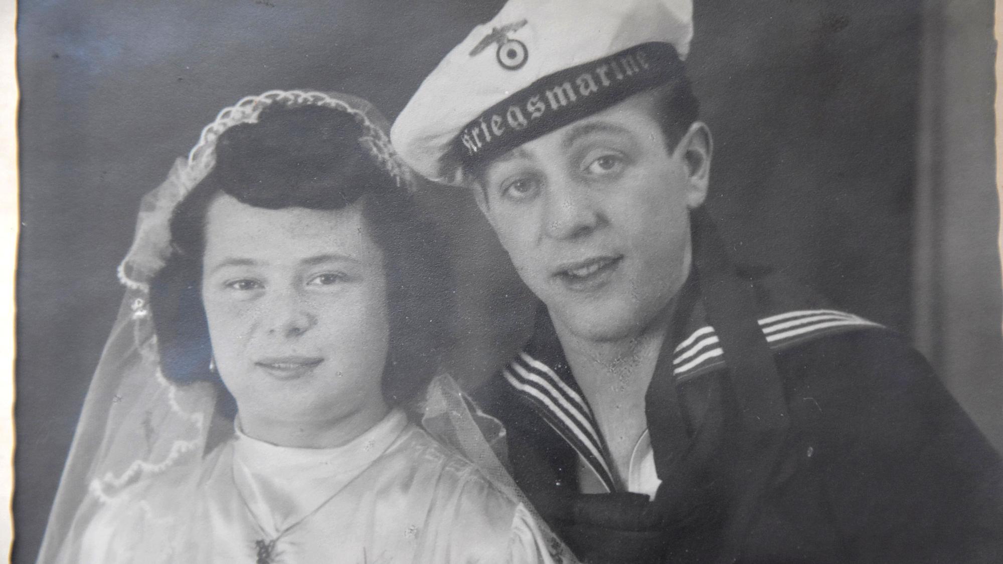 Es ist ein Hochzeitsfoto von Sybilla und Matthias Schauf zu sehen.