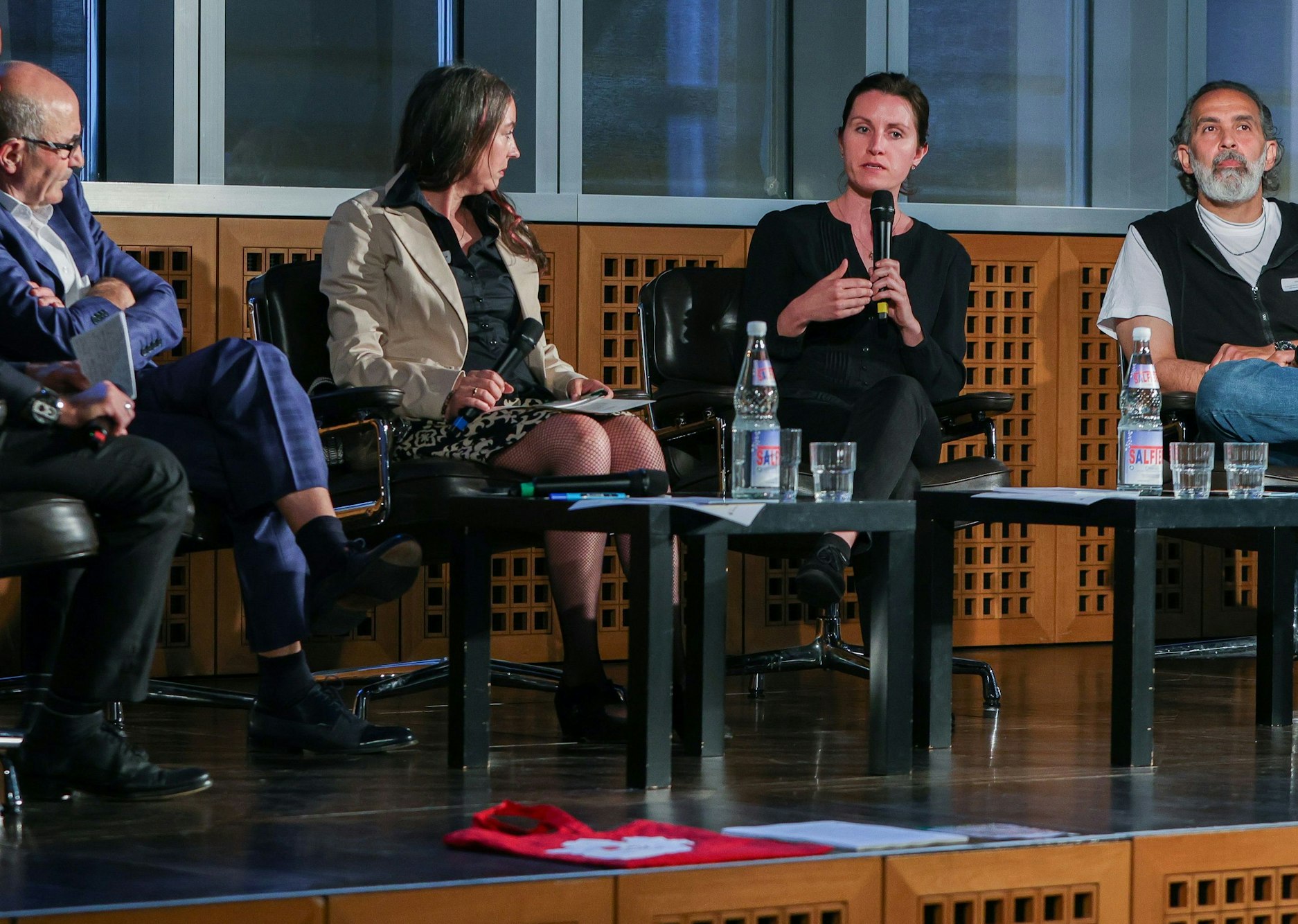 Gedenk- und Diskussionsveranstaltung zum 30. Jahrestag des Brandanschlages in Solingen im Wallraf-Richartz-Museum.
Im Bild von links nach rechts: Tayfun Keltek, Söhret Dorothea Gök, Caroline Jakubowski und Kutlu Yurtseven.