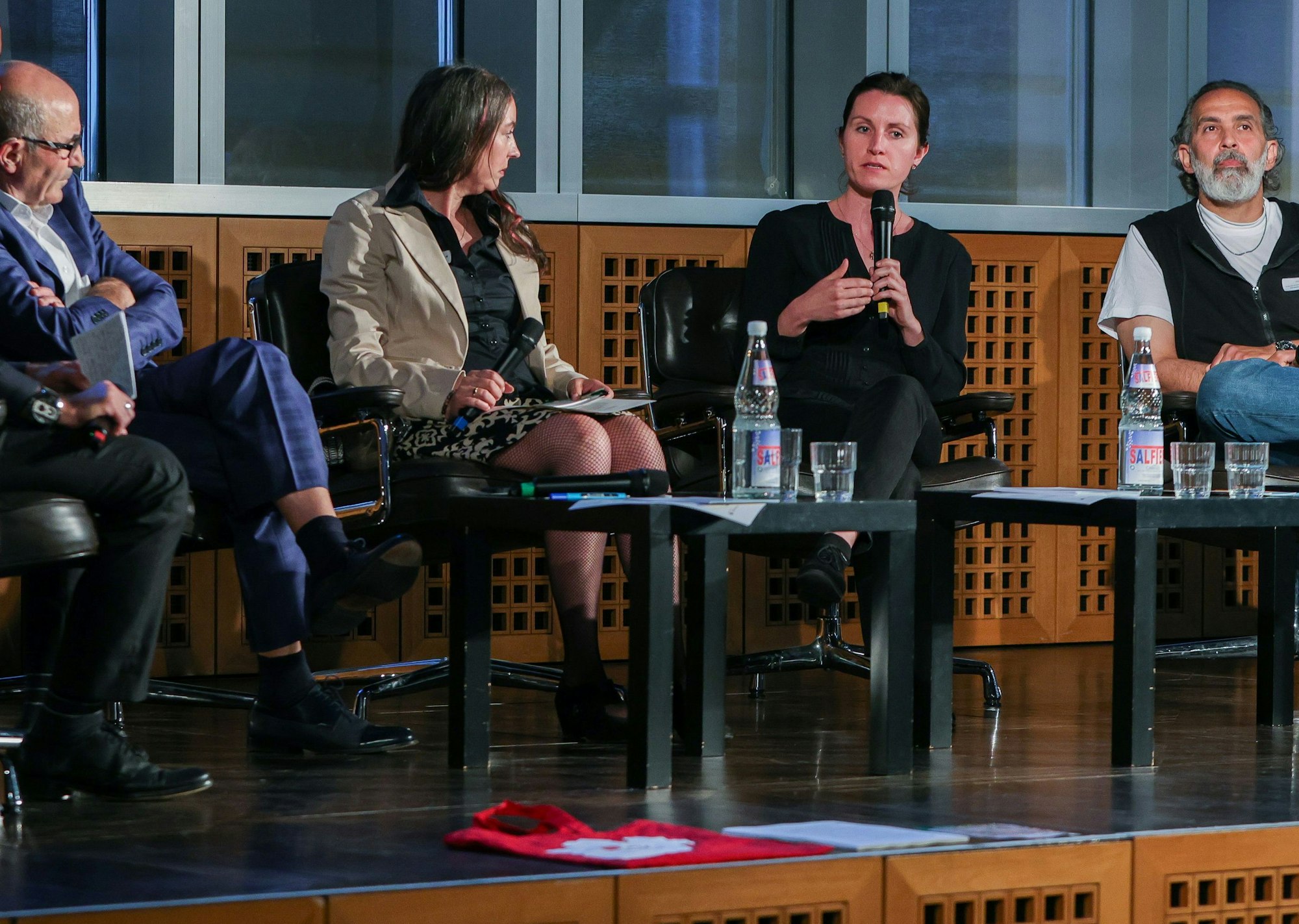 Gedenk- und Diskussionsveranstaltung zum 30. Jahrestag des Brandanschlages in Solingen im Wallraf-Richartz-Museum.
Im Bild von links nach rechts: Tayfun Keltek, Söhret Dorothea Gök, Caroline Jakubowski und Kutlu Yurtseven.