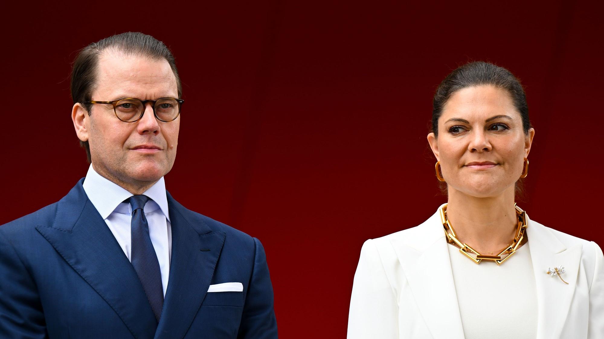 Kronprinzessin Victoria von Schweden und Prinz Daniel nehmen an einer indigenen Räucherzeremonie während eines Besuchs im National Museum of Australia in Canberra teil.