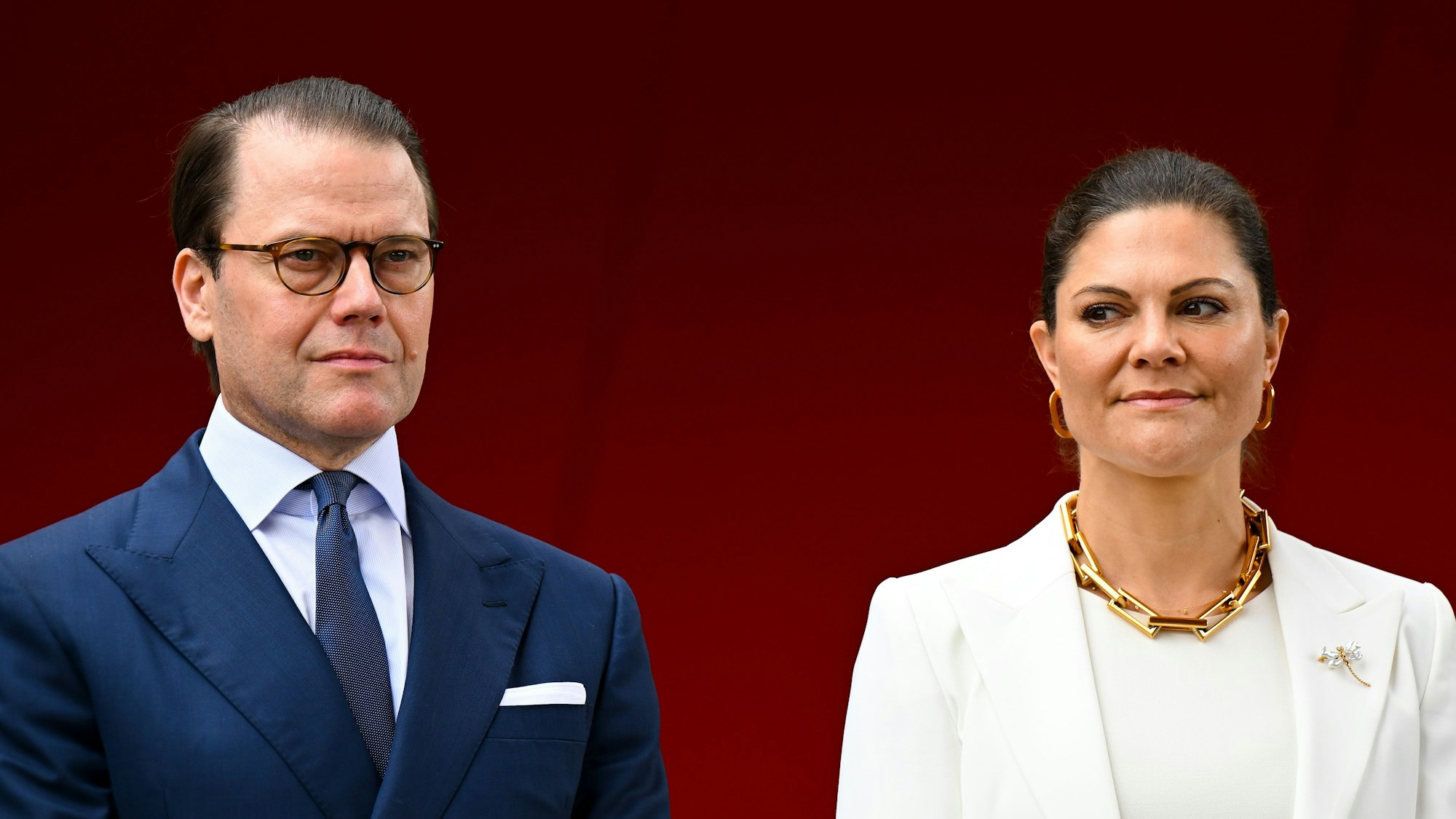 Kronprinzessin Victoria von Schweden und Prinz Daniel nehmen an einer indigenen Räucherzeremonie während eines Besuchs im National Museum of Australia in Canberra teil.
