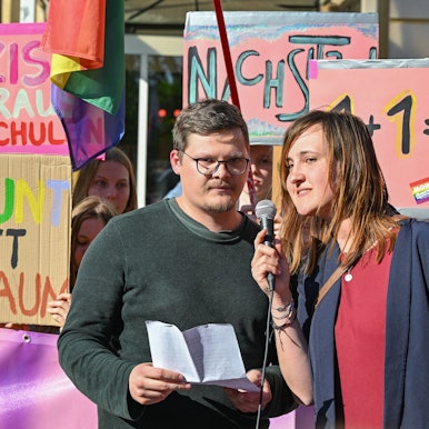 9. Mai: Die beiden Lehrer, die kürzlich einen Brandbrief zum Thema Rechtsextremismus an ihrer Schule geschrieben hatten, sprechen auf der Demonstration „Vielfalt statt Einfalt - Schule ohne Diskriminierung“ vor dem Schulamt in Cottbus.