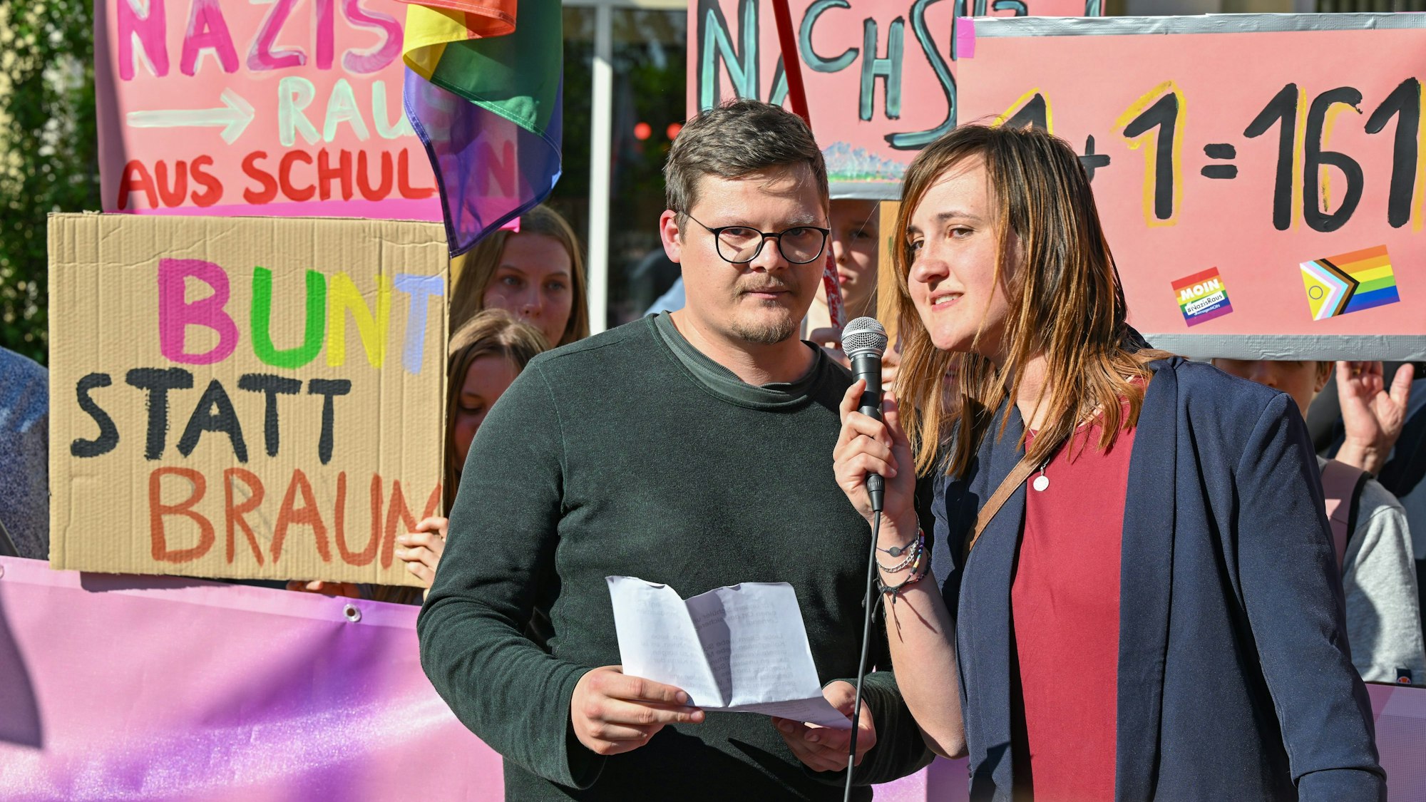 9. Mai: Die beiden Lehrer, die kürzlich einen Brandbrief zum Thema Rechtsextremismus an ihrer Schule geschrieben hatten, sprechen auf der Demonstration „Vielfalt statt Einfalt - Schule ohne Diskriminierung“ vor dem Schulamt in Cottbus.