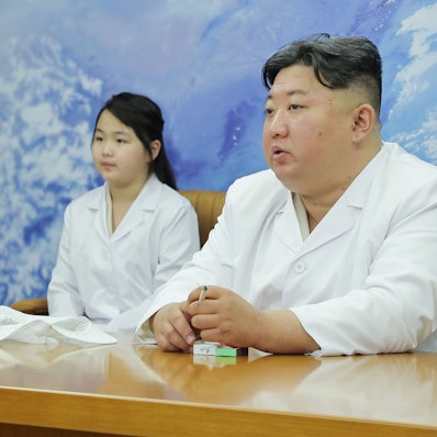 Kim Jong Un mit seiner Tochter bei einem Besuch der nordkoreanischen Raumfahrtbehörde.