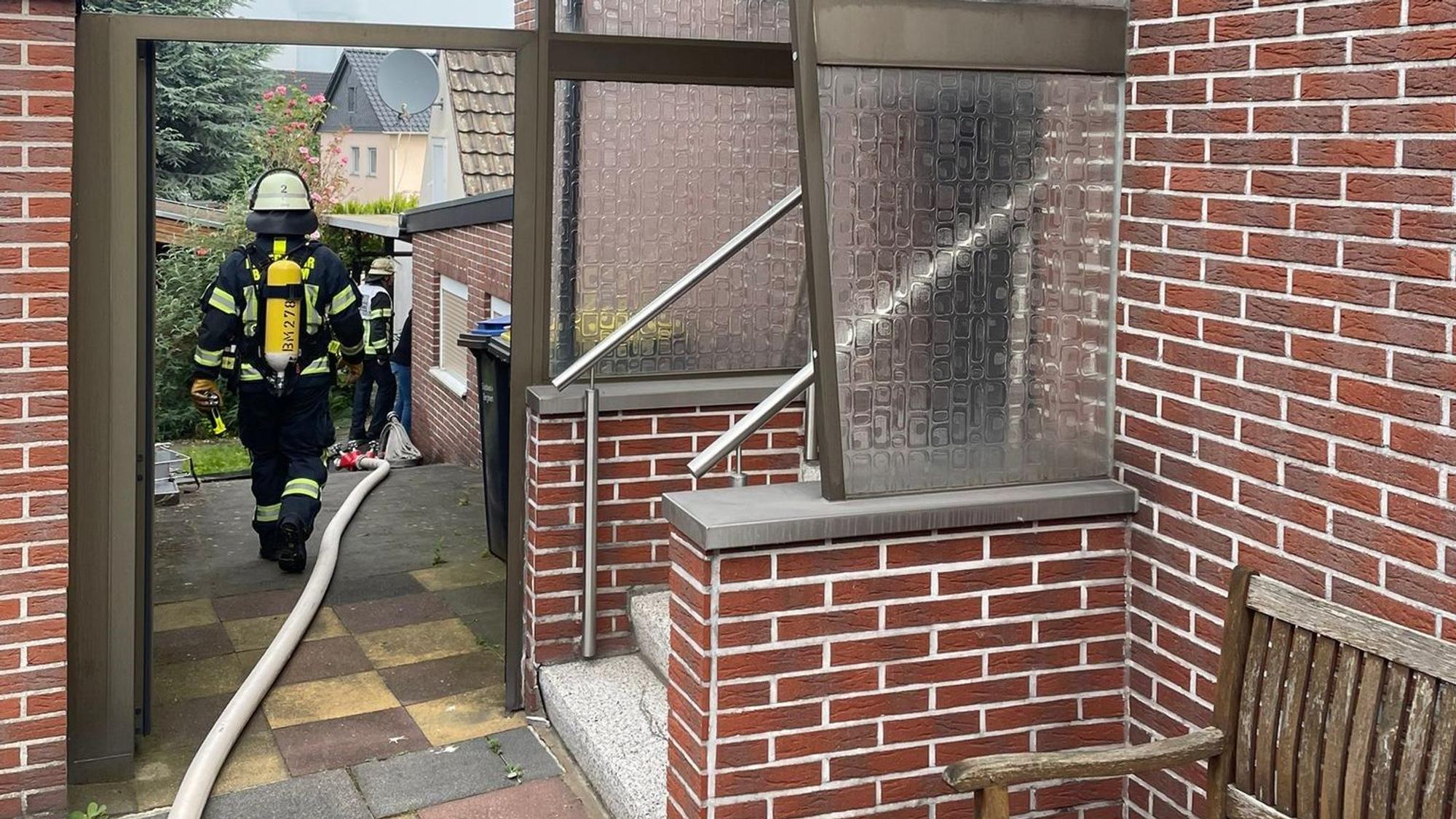 Das Foto zeigt die Feuerwehr bei ihrem Einsatz in Oberaußen. In einem Einfamilienhaus hatte es gebrannt.