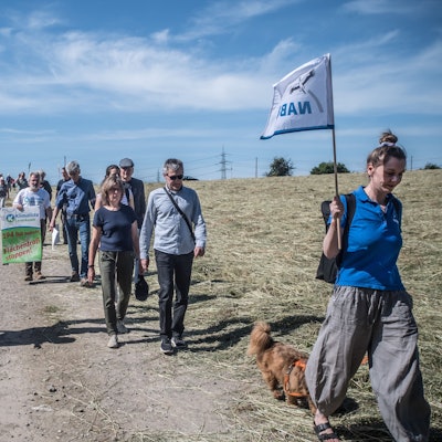 Umweltverbände treffen sich zur Pressekonferenz, sie protestieren gemeinsam gegen die Bebauung Auf den Heunen.