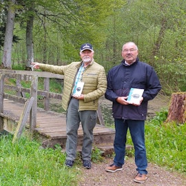 Bodo Bölkow (l.) und Klaus Jonas vom Dahlemer Arbeitskreis Kultur & Geschichte mit der neuesten Publikation zur Geschichte des Recherhofs bei Schmidtheim.