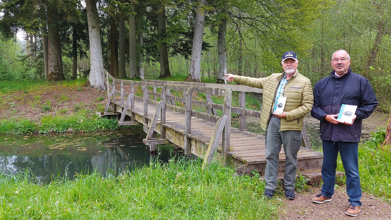 Bodo Bölkow (l.) und Klaus Jonas vom Dahlemer Arbeitskreis Kultur & Geschichte mit der neuesten Publikation zur Geschichte des Recherhofs bei Schmidtheim.