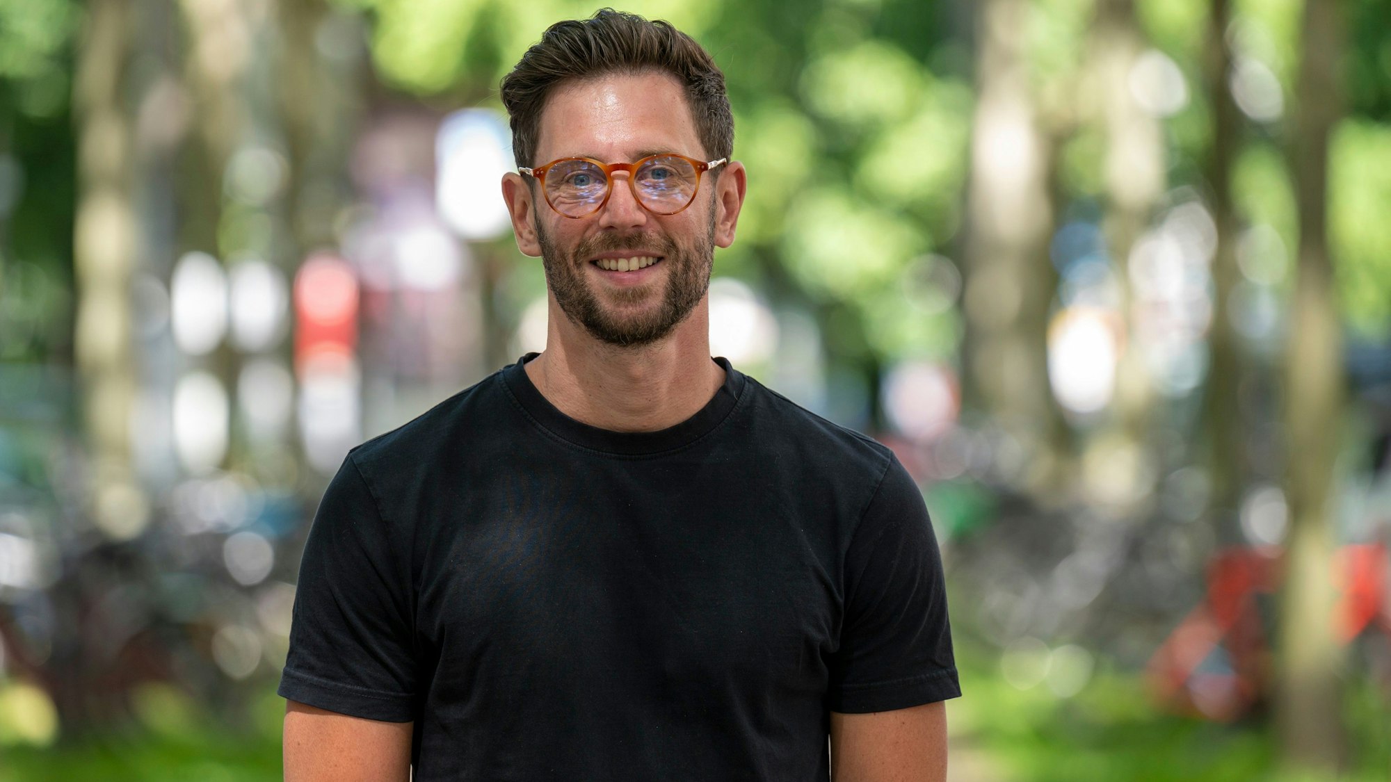 Sebastian Moritz steht im Grünen.