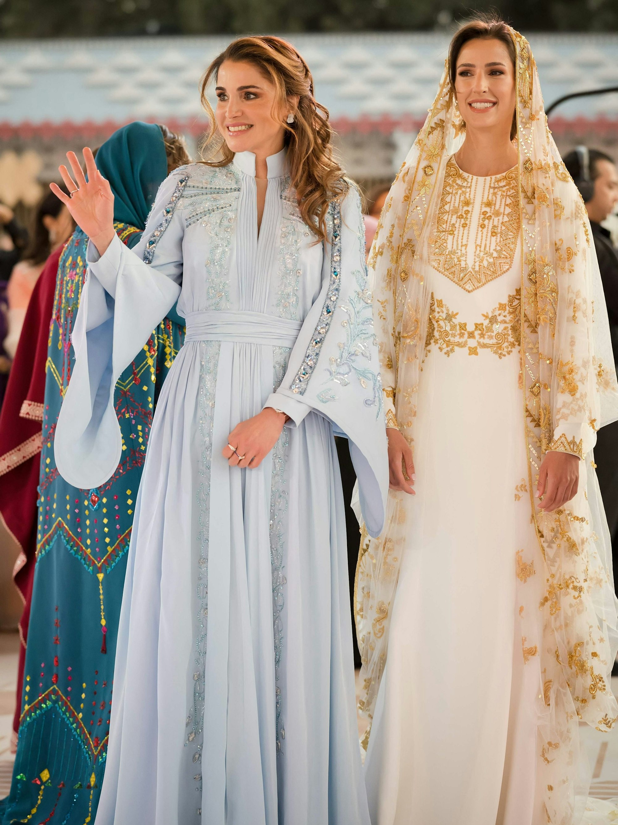 Ein vom Pressedienst der jordanischen Königin Rania veröffentlichtes Foto zeigt sie neben ihrer zukünftigen Schwiegertochter Rajwa Al-Saif bei einem Abendessen vor der Hochzeit in Amman am 22. Mai 2023.