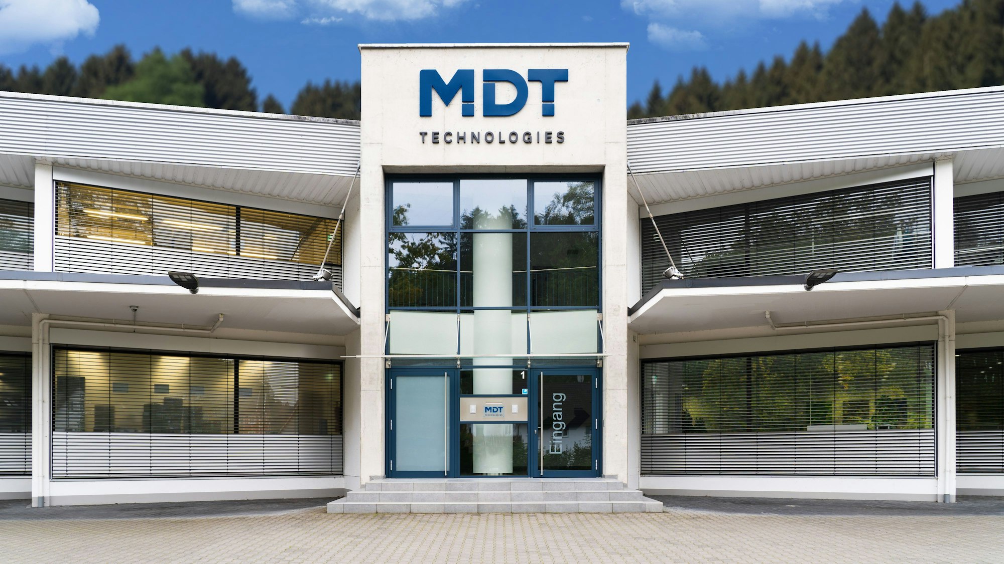 Es ist ein Eingang zum Gebäude der Firma MDT zu sehen.