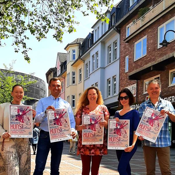 Nicole Giese (Centermanagement Rathaus-Galerie), Anton Sawadski (WFL Leverkusen), Martina Huben, Sandra Molinaro, Norbert Kaluza (v.l.).