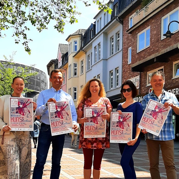 Nicole Giese (Centermanagement Rathaus-Galerie), Anton Sawadski (WFL Leverkusen), Martina Huben, Sandra Molinaro, Norbert Kaluza (v.l.).