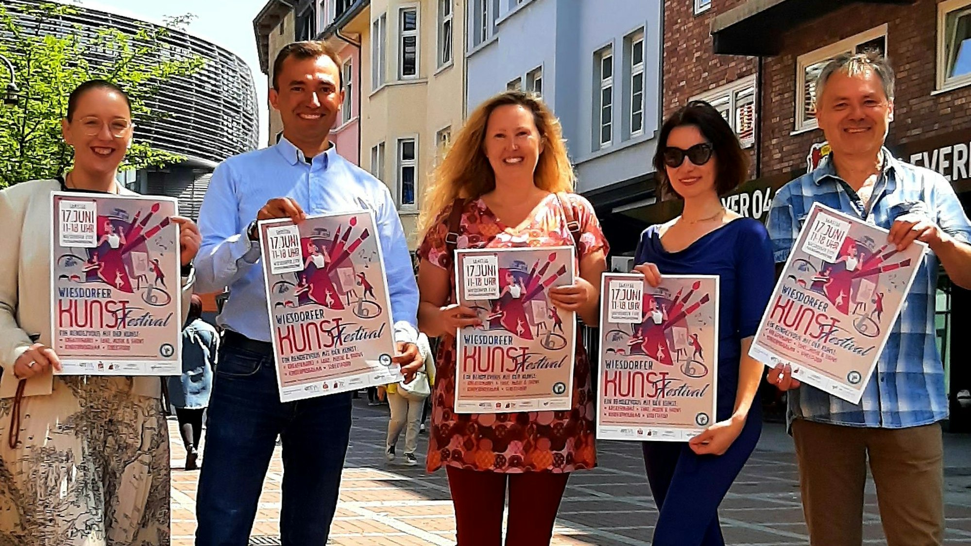 Ein Teil des Teams vom Wiesdorfer Kunst-Festival: Nicole Giese (Centermanagement Rathaus-Galerie), Anton Sawadski (WFL Leverkusen), Martina Houben, Sandra Molinaro, Norbert Kaluza (v.l.) Leverkusen / Archivbild aus 2023