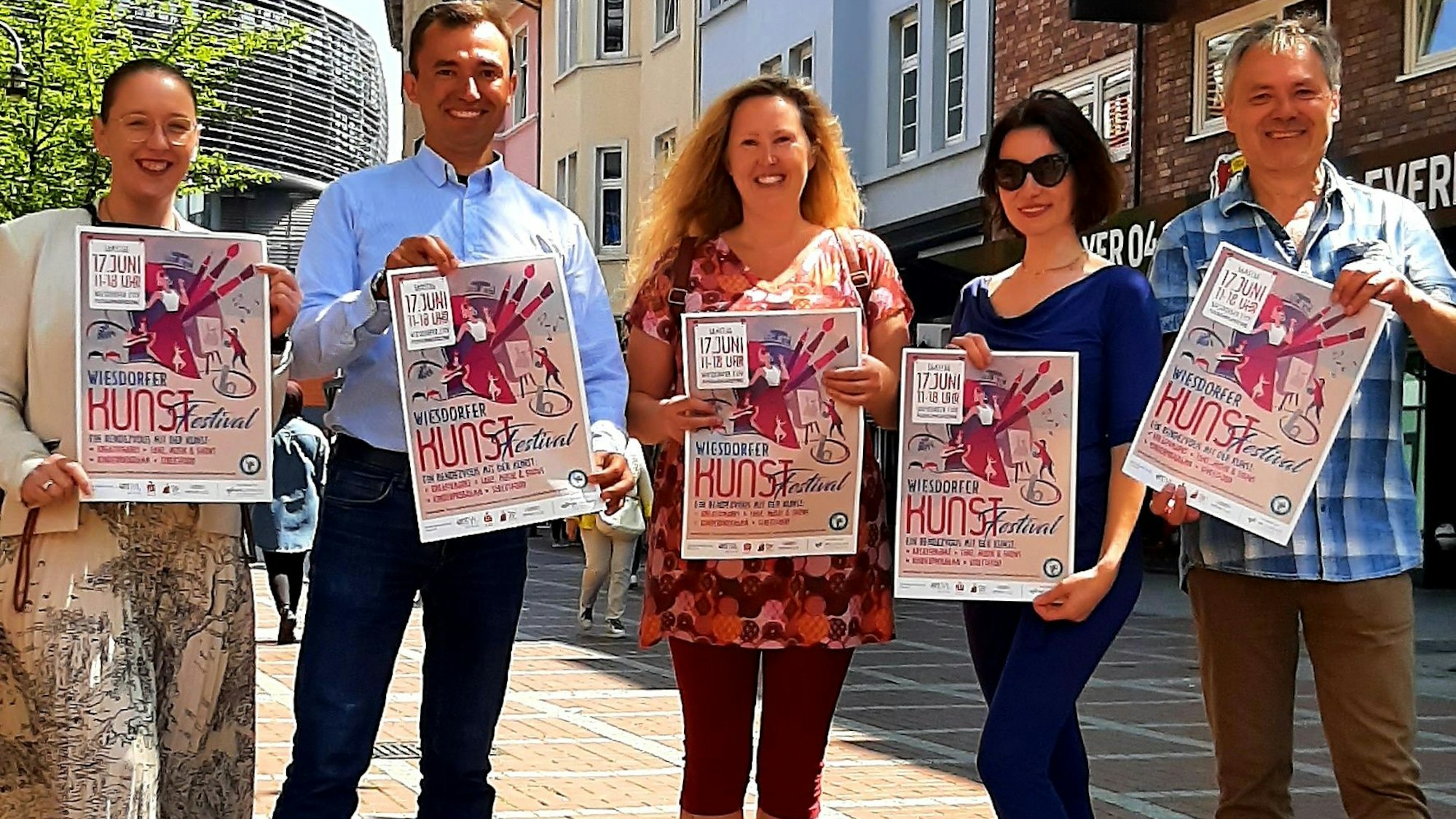 Nicole Giese (Centermanagement Rathaus-Galerie), Anton Sawadski (WFL Leverkusen), Martina Huben, Sandra Molinaro, Norbert Kaluza (v.l.).