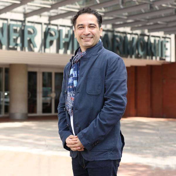 Andrés Orozco-Estrada steht vor der Kölner Philharmonie.