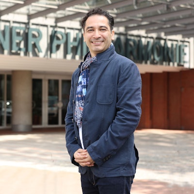 Andrés Orozco-Estrada steht vor der Kölner Philharmonie.