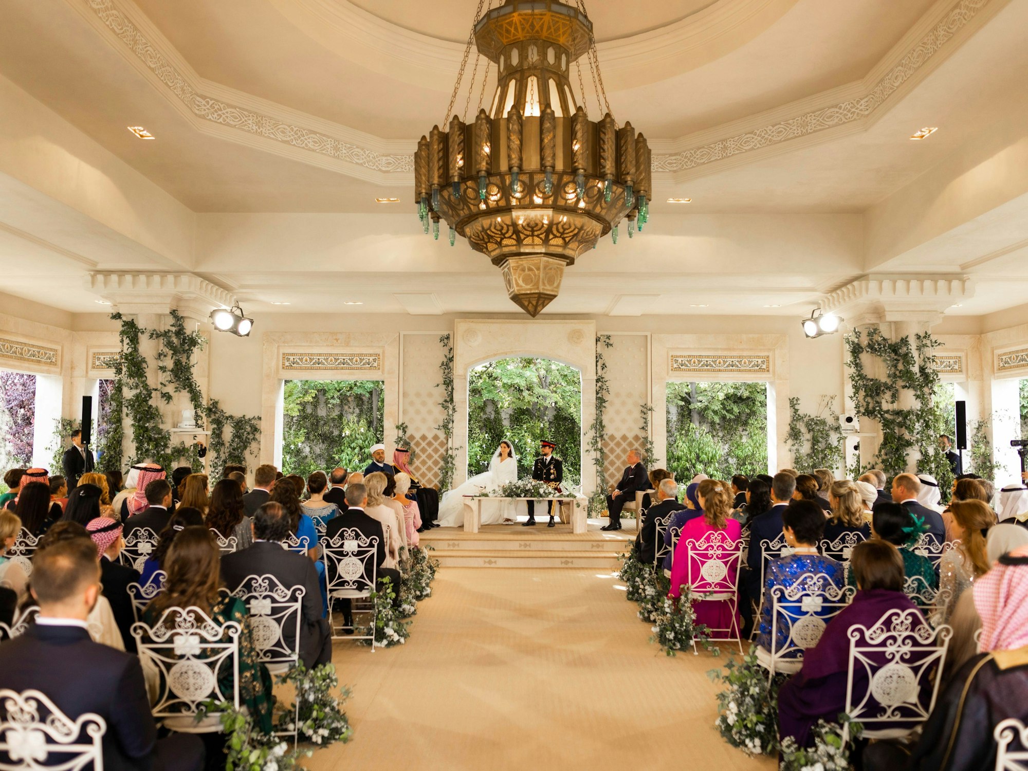 Rajwa Alseif, Architektin aus Jordanien, und Hussein bin Abdullah II, Kronprinz von Jordanien, während ihrer Hochzeitszeremonie. Zu der Zeremonie im Zahran-Palast in der jordanischen Hauptstadt Amman kamen auch der britische Thronfolger Prinz William und seine Frau Prinzessin Kate sowie die amerikanische First Lady Jill Biden.