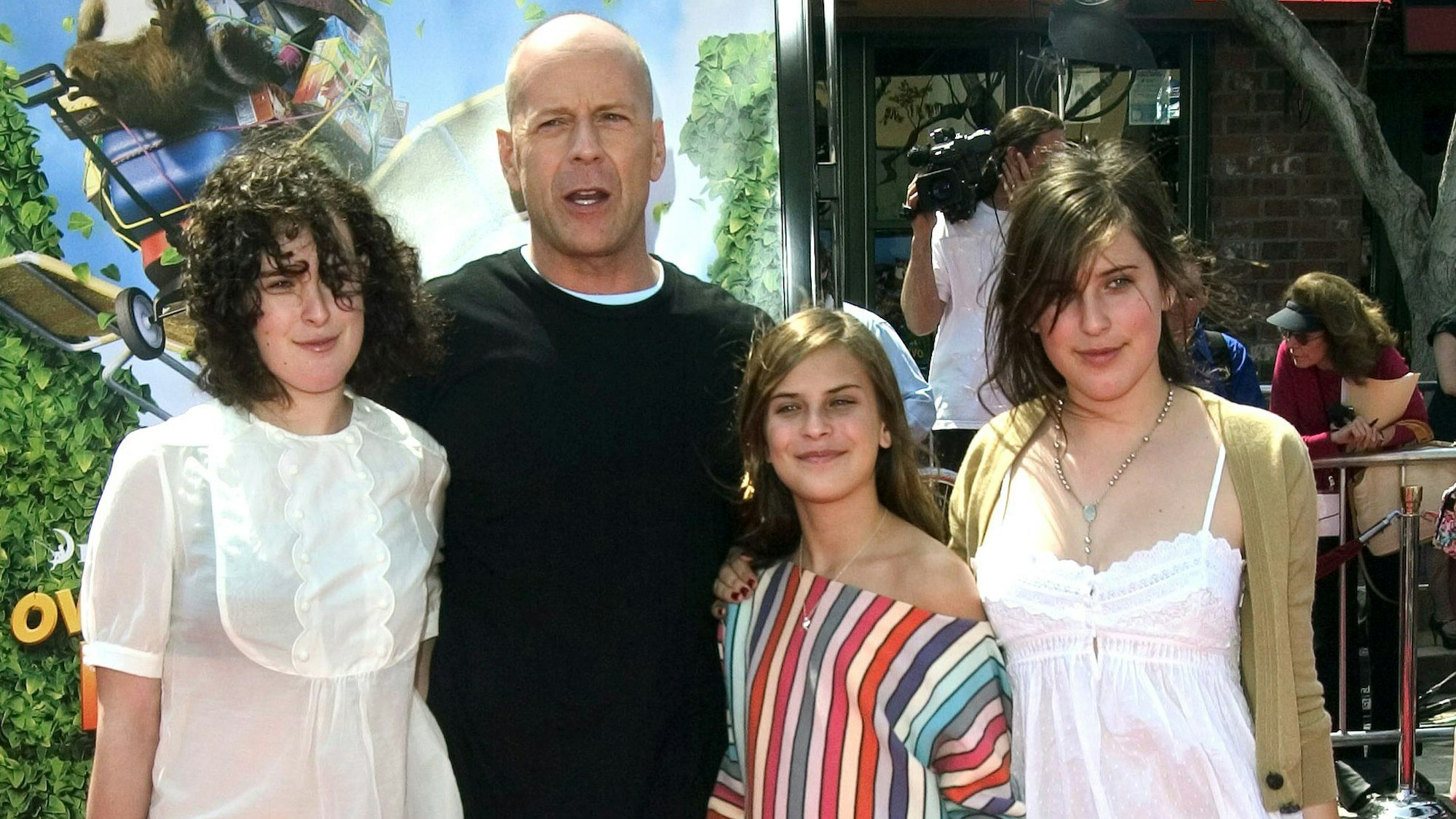 Film-Premiere im April 2006: Bruce Willis mit seinen Töchtern Rumer, Tallulah Belle und Scout LaRue (v.l.)