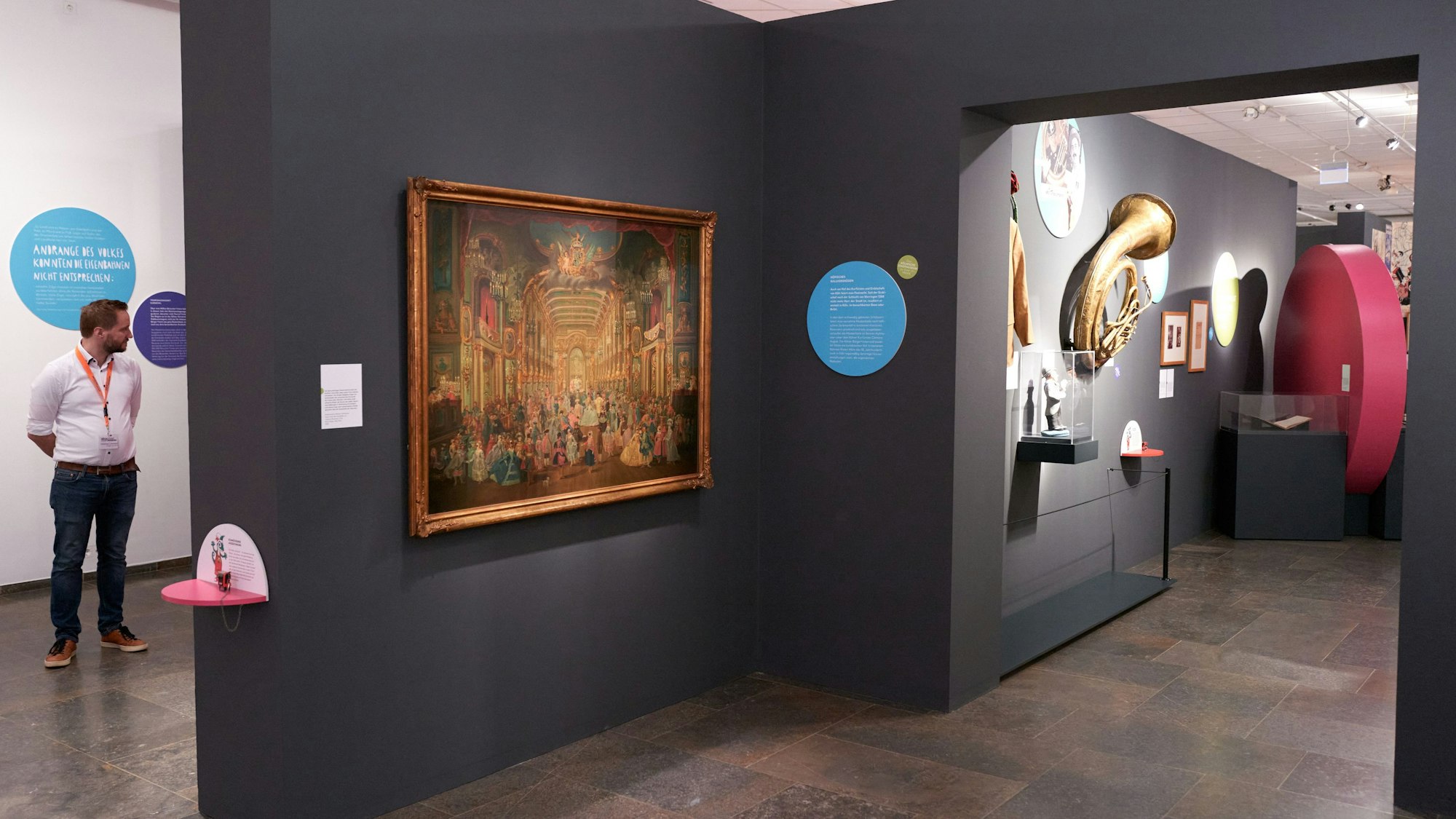 Ausstellungsstücke im Museum für Angewandte Kunst in Köln. Zu sehen ist ein Gemälde und ein Mitarbeiter des Museums.