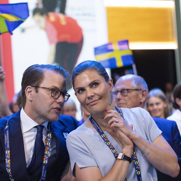 Kronprinzessin Victoria (r) und Prinz Daniel von Schweden, nach dem Verkünden von Mailand als Austragungsort der nächsten Olympischen Winterspiele.