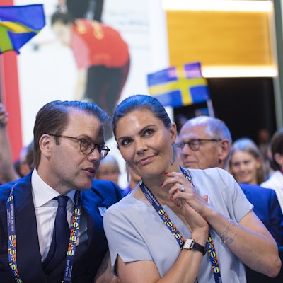 Kronprinzessin Victoria (r) und Prinz Daniel von Schweden, nach dem Verkünden von Mailand als Austragungsort der nächsten Olympischen Winterspiele.