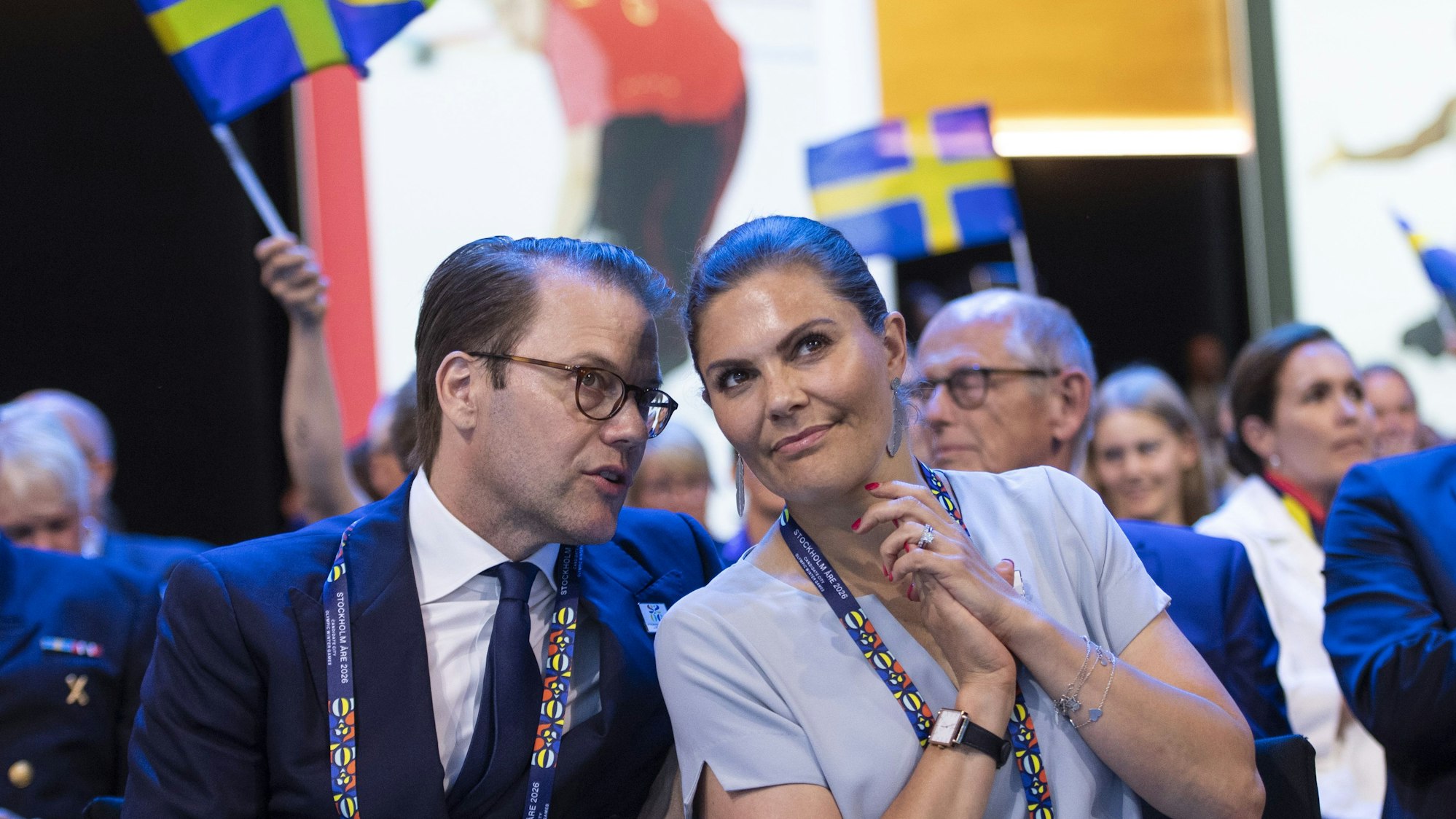Kronprinzessin Victoria (r) und Prinz Daniel von Schweden, nach dem Verkünden von Mailand als Austragungsort der nächsten Olympischen Winterspiele.