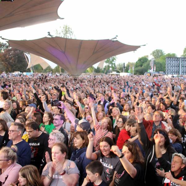 Menschen jubeln im Tanzbrunnen