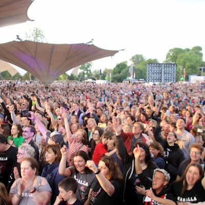 Menschen jubeln im Tanzbrunnen