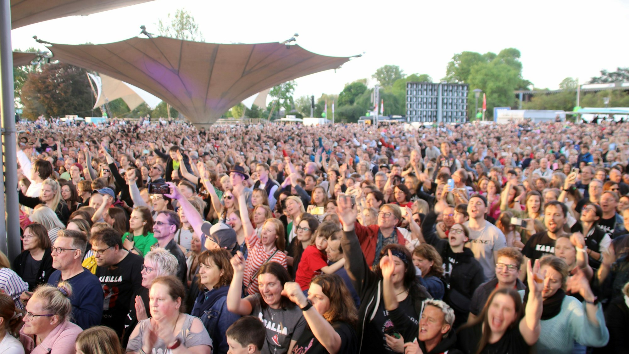 Menschen jubeln im Tanzbrunnen