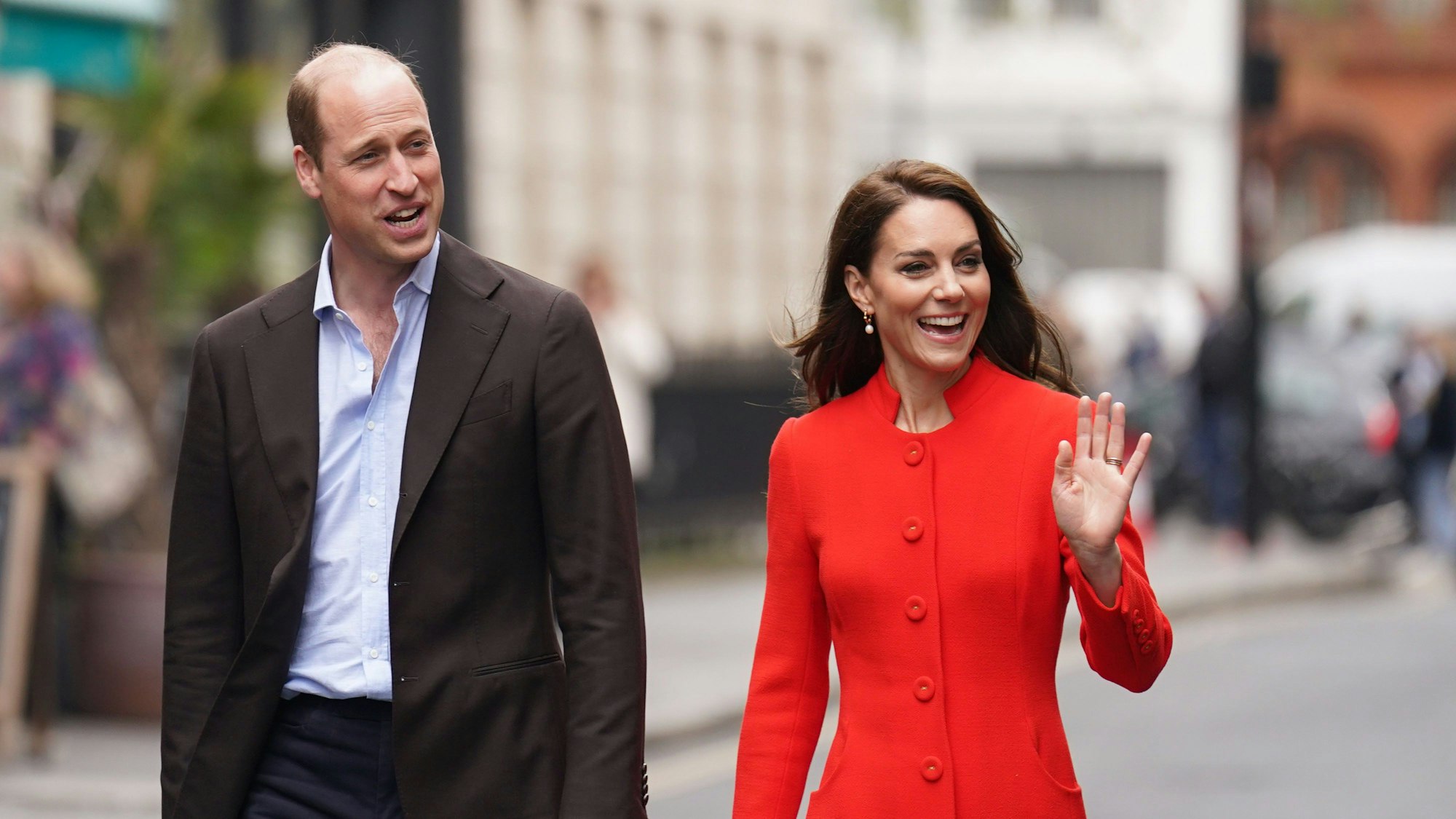 Kate (r), Prinzessin von Wales, und William, Prinz von Wales, besuchen das Dog & Duck Pub in Soho, um sich die Vorbereitungen für die Krönung von König Charles III. anzuschauen.