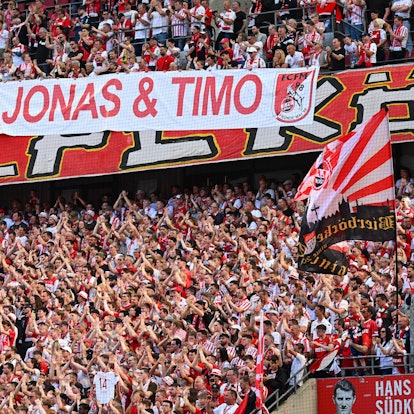 Kölner Fans halten ein Banner mit dem Schriftzug ‚Danke, Jonas & Timo‘ bei der Verabschiedung von Jonas Hector und Torhüter Timo Horn.