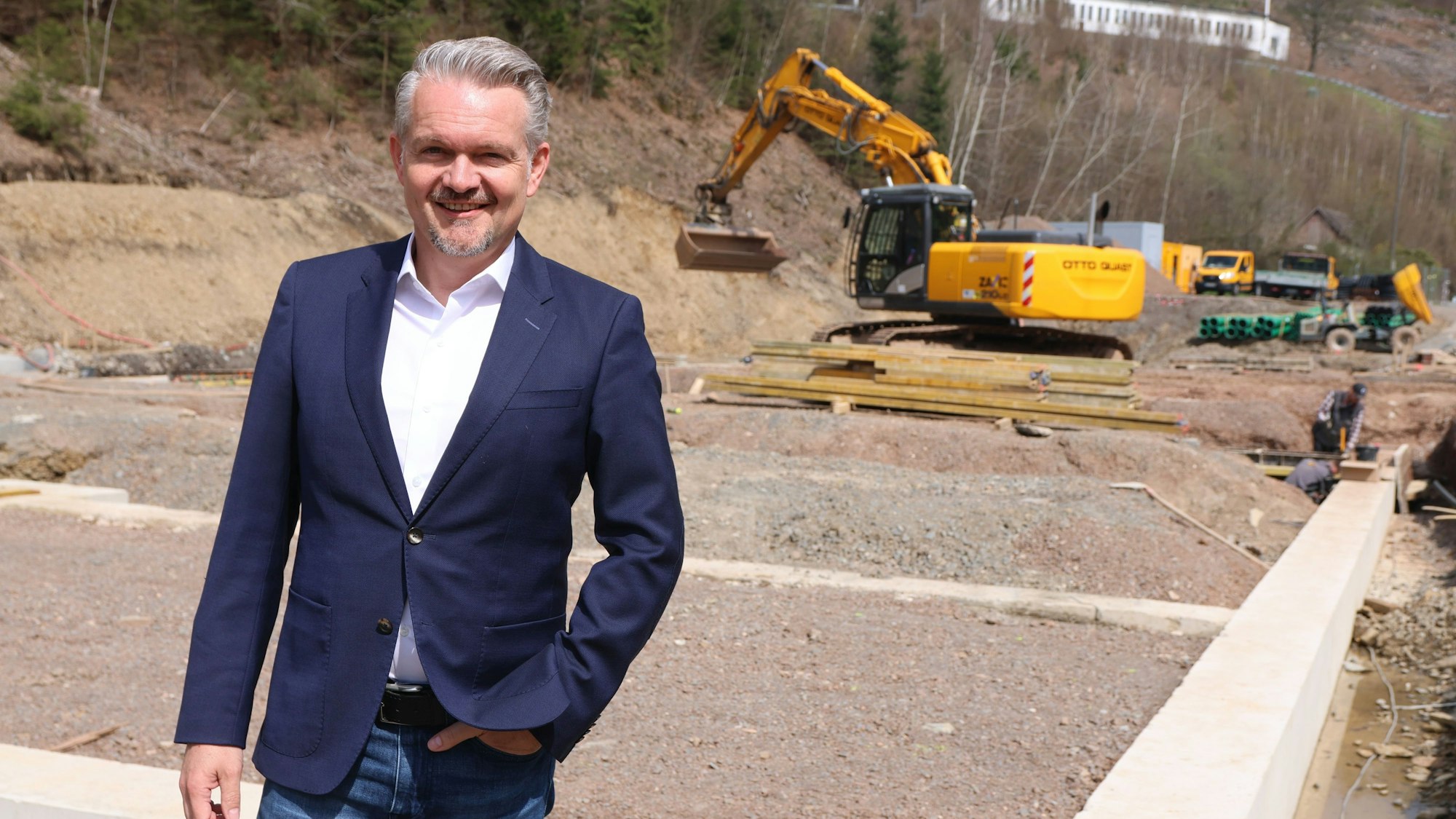 Es ist Roger Kärner auf einer Baustelle zu sehen.