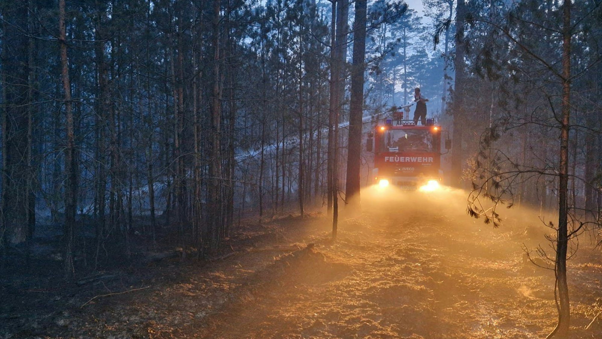 21.05.2023, Joachimsthal: Die Feuerwehr bei Löscharbeiten in Joachimsthal bei Barnim. Die Einsatzkräfte der Feuerwehr in Brandenburg haben am Sonntag mehrere Waldbrände bekämpft.