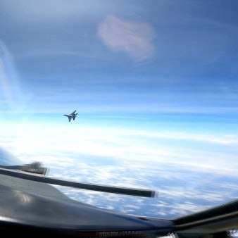 Der chinesische J-16-Kampfjet in unmittelbarer Nähe des US-Flugzeugs. Beide Militärmaschinen trennen nur wenige Meter.