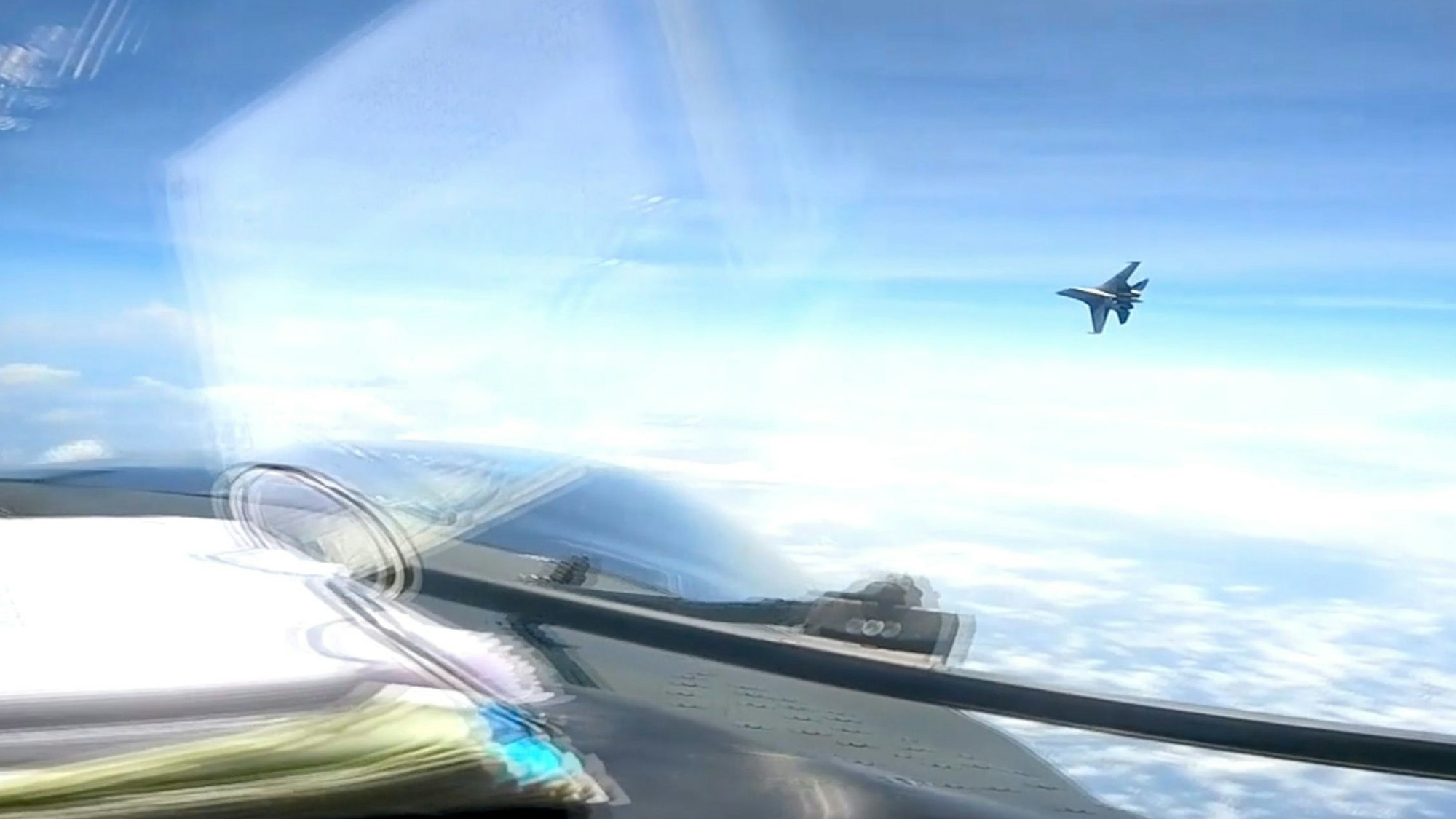 Der chinesische J-16-Kampfjet in unmittelbarer Nähe des US-Flugzeugs. Beide Militärmaschinen trennen nur wenige Meter.