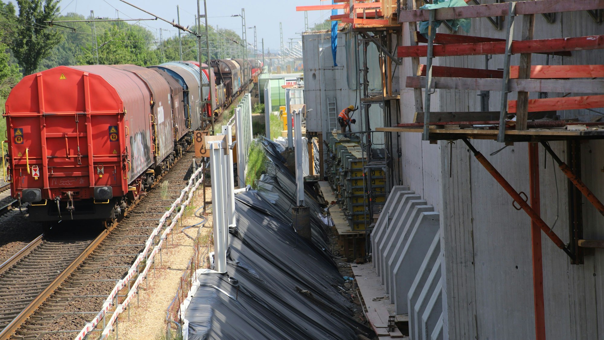 Neben der Bahntrasse zwischen Bonn und Sankt Augustin wurde auch ein komplett neues Brückenbauwerk für die Autobahn 59 gebaut.