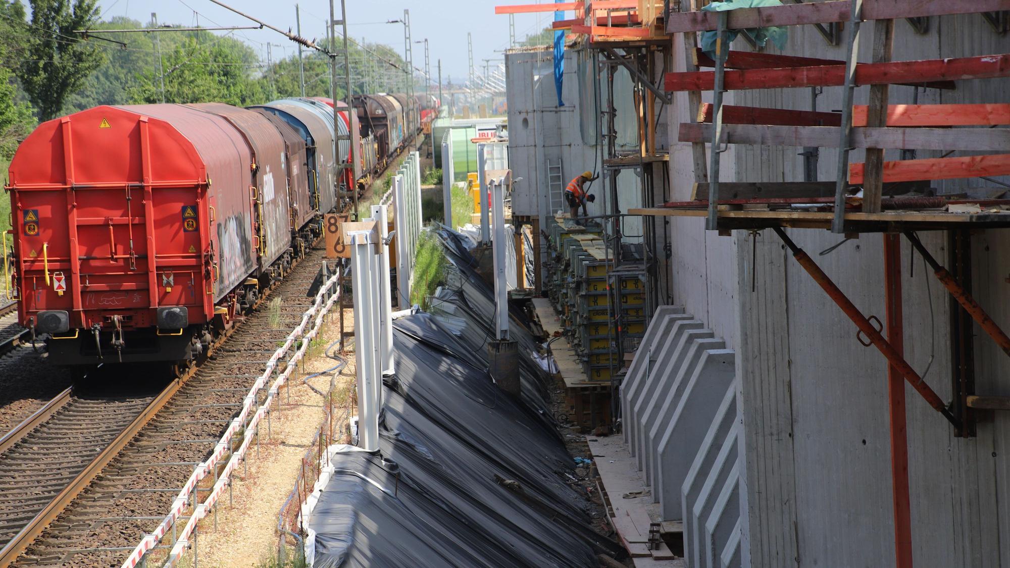 Beim S 13-Ausbau wird ein komplettes Brückenbauwerk über 195 Meter mit 45 Pressen eingeschoben in die A 59, die dafür sechs Wochen lang gesperrt wird. Foto: Ralf Rohrmoser-von Glasow