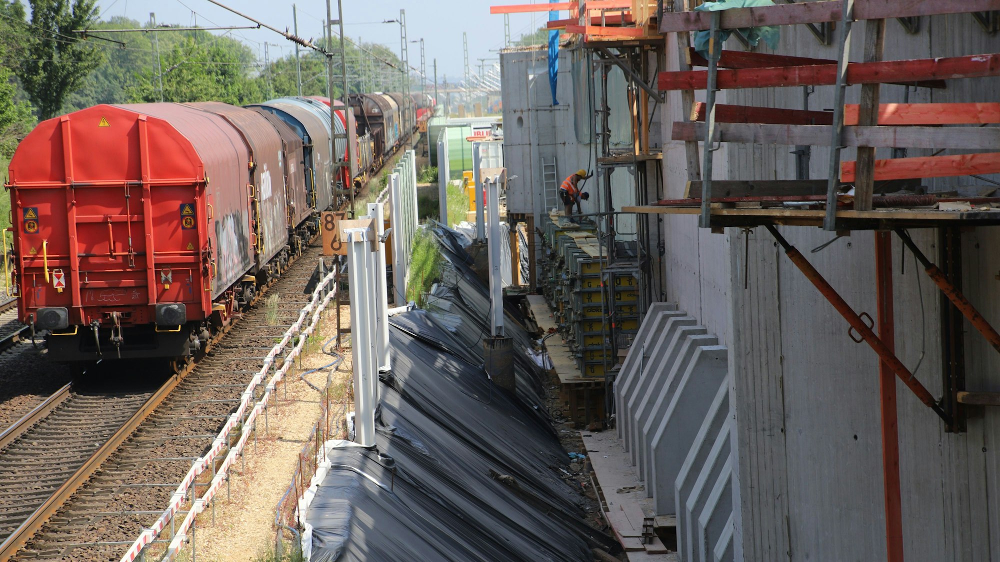Beim S 13-Ausbau wird ein komplettes Brückenbauwerk über 195 Meter mit 45 Pressen eingeschoben in die A 59, die dafür sechs Wochen lang gesperrt wird. Foto: Ralf Rohrmoser-von Glasow
