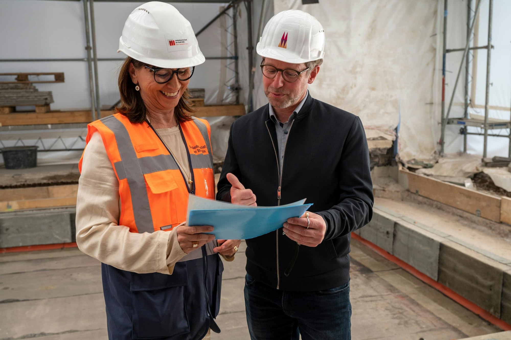 Petra Rinnenburger und Peter Füssenich auf der Baustelle des Römisch-Germanischen Museums.