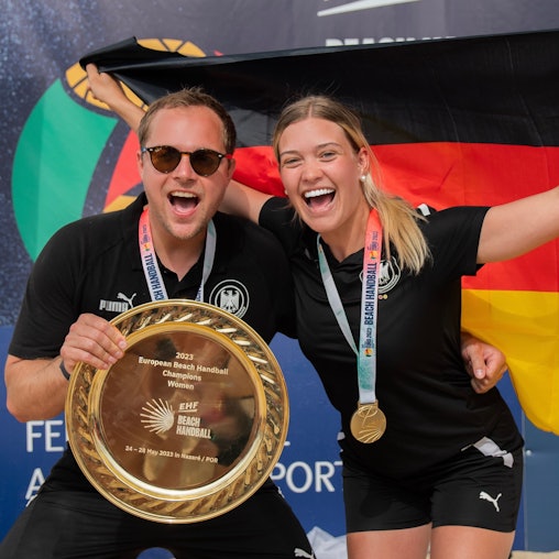 Ida Bach bei Beachhandball EM in Portugal mit Bundestrainer Alexander Novakovic Foto: Jörg Gettwart