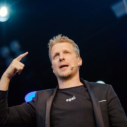 Oliver Pocher gestikuliert bei einem Auftritt auf der Bühne